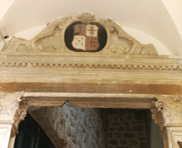 064-францисканский монастырь-герб